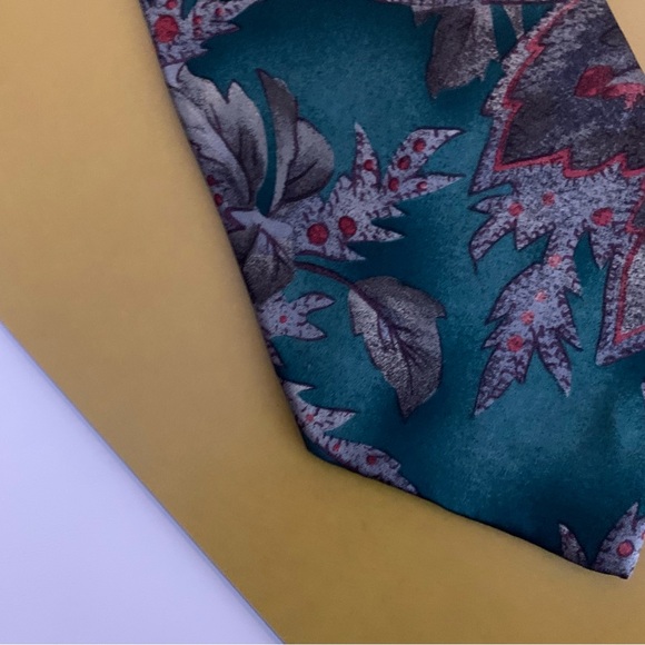 STRATHMORE PAISLEY SILK TIE IN GREEN BURGUNDY - Picture 4 of 9